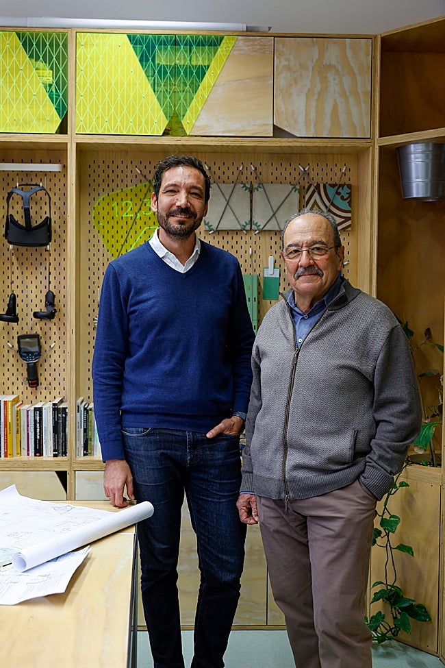 Toño Santa-Cruz García y Juan Antonio Santa-Cruz Alemán, en su estudio de Murcia.